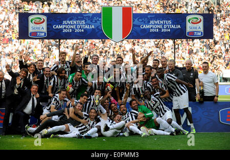 (140519)--JUVENTUS, 19. Mai 2014 (Xinhua)--Juventus-Spieler feiern Sieg nach dem italienischen Serie A Fußballspiel gegen Cagliari in Turin, Italien, 18. Mai 2014. Meister Juventus Turin wurde die erste Mannschaft zu brechen, die 100-Punkte-Grenze in der Serie A Wenn sie Cagliari 3-0 in ihrer abschließenden Liga schlagen Spiel der Saison am Sonntag. (Xinhua/Alberto Lingria) Stockfoto