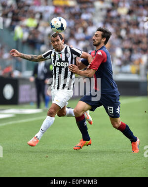 (140519)--JUVENTUS, 19. Mai 2014 (Xinhua)--Juventus Carlos Tevez (L) wetteifert mit Cagliaris Davide Astori während der italienischen Serie A-Fußballspiel in Turin, Italien, 18. Mai 2014. Meister Juventus Turin wurde die erste Mannschaft zu brechen, die 100-Punkte-Grenze in der Serie A Wenn sie Cagliari 3-0 in ihrer abschließenden Liga schlagen Spiel der Saison am Sonntag. (Xinhua/Alberto Lingria) Stockfoto