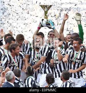 (140519)--JUVENTUS, 19. Mai 2014 (Xinhua)--Juventus-Spieler feiern Sieg nach dem italienischen Serie A Fußballspiel gegen Cagliari in Turin, Italien, 18. Mai 2014. Meister Juventus Turin wurde die erste Mannschaft zu brechen, die 100-Punkte-Grenze in der Serie A Wenn sie Cagliari 3-0 in ihrer abschließenden Liga schlagen Spiel der Saison am Sonntag. (Xinhua/Alberto Lingria) Stockfoto