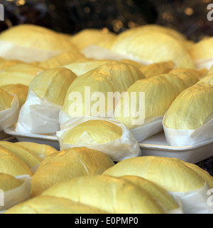 geschälte Durian Frucht auf Markt-Tablett Stockfoto