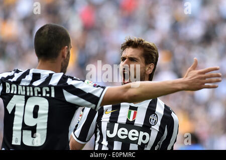 (140519)--JUVENTUS, 19. Mai 2014 (Xinhua)--Juventus Fernando Llorente (R) Reaktionsschichten erzielte mit seinem Teamkollegen Leonardo Bonucci während der italienischen Serie A-Fußball-match gegen Cagliari in Turin, Italien, 18. Mai 2014. Meister Juventus Turin wurde die erste Mannschaft zu brechen, die 100-Punkte-Grenze in der Serie A Wenn sie Cagliari 3-0 in ihrer abschließenden Liga schlagen Spiel der Saison am Sonntag. (Xinhua/Alberto Lingria) Stockfoto