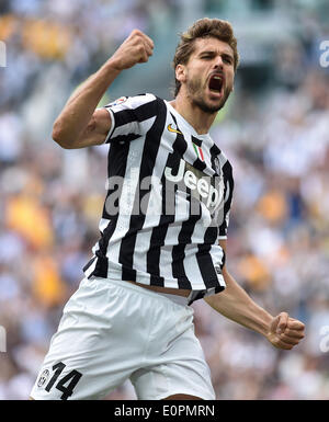 (140519)--JUVENTUS, 19. Mai 2014 (Xinhua)--Juventus Fernando Llorente Reaktionsschichten erzielte während der italienischen Serie A-Fußball-match gegen Cagliari in Turin, Italien, 18. Mai 2014. Meister Juventus Turin wurde die erste Mannschaft zu brechen, die 100-Punkte-Grenze in der Serie A Wenn sie Cagliari 3-0 in ihrer abschließenden Liga schlagen Spiel der Saison am Sonntag. (Xinhua/Alberto Lingria) Stockfoto