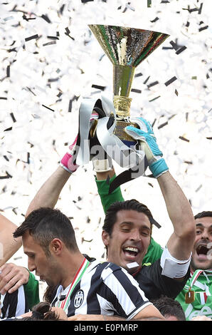 (140519)--JUVENTUS, 19. Mai 2014 (Xinhua)--Juventus Gianluigi Buffon (C) hält die Trophäe Sieg nach dem italienischen Serie A Fußballspiel gegen Cagliari in Turin, Italien, 18. Mai 2014 feiern. Meister Juventus Turin wurde die erste Mannschaft zu brechen, die 100-Punkte-Grenze in der Serie A Wenn sie Cagliari 3-0 in ihrer abschließenden Liga schlagen Spiel der Saison am Sonntag. (Xinhua/Alberto Lingria) Stockfoto