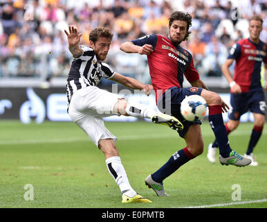 (140519)--JUVENTUS, 19. Mai 2014 (Xinhua)--Juventus Claudio Marchisio (L) schießt in der italienischen Serie A-Fußballspiel gegen Cagliari in Turin, Italien, 18. Mai 2014. Meister Juventus Turin wurde die erste Mannschaft zu brechen, die 100-Punkte-Grenze in der Serie A Wenn sie Cagliari 3-0 in ihrer abschließenden Liga schlagen Spiel der Saison am Sonntag. (Xinhua/Alberto Lingria) Stockfoto