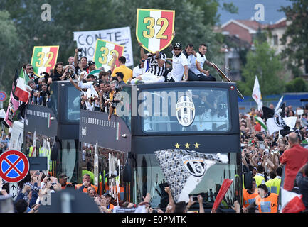 (140519)--JUVENTUS, 19. Mai 2014 (Xinhua)--Juventus-Spieler feiern Sieg nach dem italienischen Serie A Fußballspiel gegen Cagliari in Turin, Italien, 18. Mai 2014. Meister Juventus Turin wurde die erste Mannschaft zu brechen, die 100-Punkte-Grenze in der Serie A Wenn sie Cagliari 3-0 in ihrer abschließenden Liga schlagen Spiel der Saison am Sonntag. (Xinhua/Alberto Lingria) Stockfoto