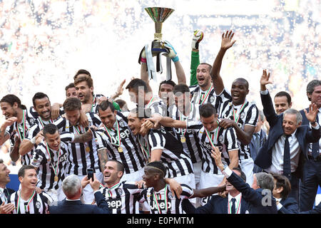 (140519)--JUVENTUS, 19. Mai 2014 (Xinhua)--Juventus-Spieler feiern Sieg nach dem italienischen Serie A Fußballspiel gegen Cagliari in Turin, Italien, 18. Mai 2014. Meister Juventus Turin wurde die erste Mannschaft zu brechen, die 100-Punkte-Grenze in der Serie A Wenn sie Cagliari 3-0 in ihrer abschließenden Liga schlagen Spiel der Saison am Sonntag. (Xinhua/Alberto Lingria) Stockfoto