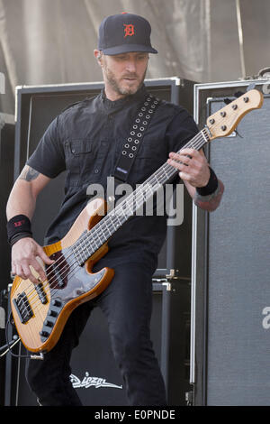 Columbus, Ohio, USA. 18. Mai 2014. Bassist BRIAN MARSHALL von Alter Bridge führt live am Rock auf der Palette Music Festival in Columbus, Ohio Credit: Daniel DeSlover/ZUMAPRESS.com/Alamy Live News Stockfoto