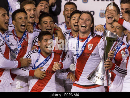 Am 18. Mai 2014 feiern (140519)--nach dem argentinischen Erstligisten Fußballspiel gegen Quilmes in Buenos Aires, der Hauptstadt von Argentinien, BUENOS AIRES, 19. Mai 2014 (Xinhua)--Spieler von River Plate. River Plate Quilmes von 5: 0 besiegt und gewann das Turnier. (Xinhua/Martin Zabala) (jp) (ah) Stockfoto