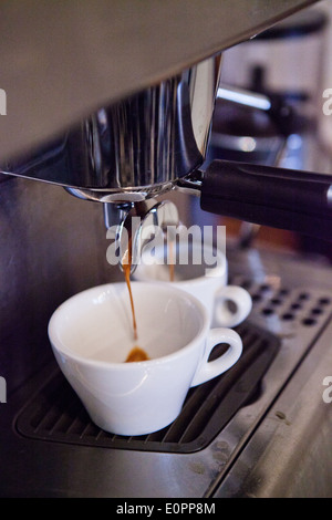 Nahaufnahme der professionelle standard Espresso-Maschine im Café mit Kaffee in zwei Tassen Brühvorgang Gruppe filtern Stockfoto