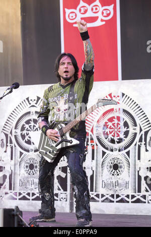 Columbus, Ohio, USA. 18. Mai 2014. Gitarrist JASON HOOK von Five Finger Death Punch führt live am Rock auf der Palette Music Festival in Columbus, Ohio Credit: Daniel DeSlover/ZUMAPRESS.com/Alamy Live News Stockfoto