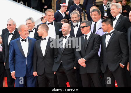 18. Mai 2014 - Cannes, Frankreich - CANNES, Frankreich - Mai 18: (Oben L-R) Schauspieler Glen Powell, Kelsey Grammer, Dolph Lundgren, Harrison Ford, Direktor Patrick Hughes, Schauspieler Antonio Banderas, Randy Couture (Front L-R) Victor Ortiz, Mel Gibson, Jason Statham, Sylvester Stallone, Ronda Rousey, Wesley Snipes und Kellan Lutz, "Expendables 3" Premiere auf dem 67. jährlichen Cannes Film Festival am 18. Mai 2014 in Cannes teilnehmen Frankreich. (Kredit-Bild: © Friedrich Injimbert/ZUMAPRESS.com) Stockfoto