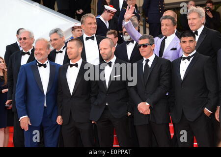 18. Mai 2014 - Cannes, Frankreich - CANNES, Frankreich - Mai 18: (Oben L-R) Schauspieler Glen Powell, Kelsey Grammer, Dolph Lundgren, Harrison Ford, Direktor Patrick Hughes, Schauspieler Antonio Banderas, Randy Couture (Front L-R) Victor Ortiz, Mel Gibson, Jason Statham, Sylvester Stallone, Ronda Rousey, Wesley Snipes und Kellan Lutz, "Expendables 3" Premiere auf dem 67. jährlichen Cannes Film Festival am 18. Mai 2014 in Cannes teilnehmen Frankreich. (Kredit-Bild: © Friedrich Injimbert/ZUMAPRESS.com) Stockfoto