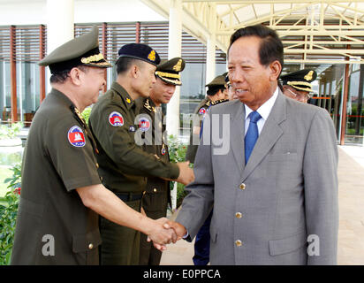 (140519)--PHNOM PENH, 19. Mai 2014 (Xinhua)--kambodschanischen Vizepremierminister und Defense Minister Tea Banh (R) schüttelt Hände mit seinem militärischen Beamten in Phnom Penh International Airport in Phnom Penh, Kambodscha, 19. Mai 2014. Tee-Banh flog nach Nay Pyi Taw, der Hauptstadt von Myanmar, am Montag an die 8. ASEAN Verteidigungsminister Sitzung vom Montag bis Mittwoch statt. (Xinhua/Sovannara) (Dzl) Stockfoto