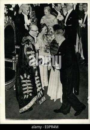 9. November 1956 - 11.09.56 Oberbürgermeister Bankett an der Londoner Guildhall, besucht sowjetische Botschafter. Keystone-Foto zeigt: S.e. Mons. Yakov A. Malik der sowjetische Botschafter in London wird durch neue Lord Mayor of London Guildhall Bankett heute Abend empfangen. Händeschütteln mit dem Botschafter Lord Bürgermeister Stadtrat Sir Cullum Welch und Lady Welch gelten. Stockfoto