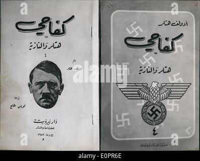 11. November 1956 - Überraschung bei der Beschlagnahme: Wenn die Israelish Kräfte ergriffen die ersten ägyptischen Soldaten, sie waren erstaunt, Bände von Hitlers Mein Kampf in einer Auflage von neun Bänden in das Gepäck der ägyptischen Soldaten gefangen. Die Edition wurde in arabischer Sprache und wird gedacht, um 1955 gedruckt werden. Foto zeigt die Rückseite eines Volumes (links) und der Vorderseite der 1955 arabische Ausgabe von Adolf Hitlers "Mein Kampf" (rechts) Stockfoto