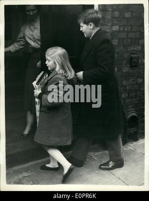 11. November 1956 - Sir Winston Churchill feiert seinen 82. Geburtstag, Enkel kommen; Sir Winston Churchill feiert heute seinen 82. Geburtstag am Hyde Park Gate nach Hause und wird heute noch in Chartwell Reisen. Foto zeigt Winston Churchill (16) und Arabella Churchill (7) Kinder von Herrn und Frau Randolph Churchill und Enkel von Sir Winston - Ankunft zum Mittagessen party am Nachmittag. Stockfoto