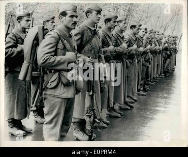 11. November 1956 - Marschall Tito sendet Truppen an der UNO-Polizei Ägypten.: Foto zeigt Mitglieder des offiziellen Jugo-Slavian Armee Kontingent - gesehen, wie sie bereit, Belgrad für Ägypten - in die Vereinten Nationen Polizei - teilnehmen zu lassen, die bei der britischen und französischen Kontrolle übernehmen sollen Truppen verlassen. Stockfoto