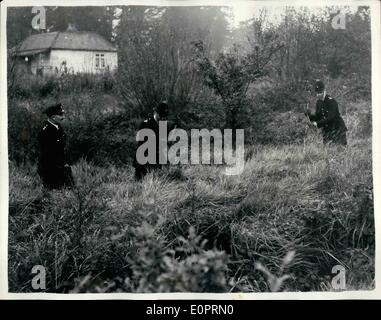 11. November 1956 - die Suche geht weiter für drei Jahre alter Junge... Polizei und lokale Suchtrupps setzte heute scheuern die Gegend um Romford, Essex - auf der Suche nach dreijährigen BOYD FEARON, der von seinem Haus in Romford am Donnerstag verschwunden... Polizei zu denken, dass das Kind entweder nicht mehr am Leben, oder er wurde entführt... Descriptio des jungen ging gestern Abend auf Fernsehschirmen im ganzen Land. KEYSTONE-FOTOSHOWS: - Polizei Oberschenkel-tief im Unterholz, wie sie die Landschaft rund um Romford suchen - nach Spuren von BOYD FEARON. Stockfoto