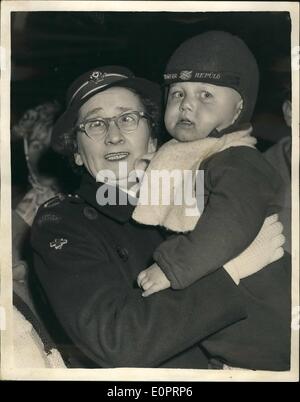 11. November 1956 - mehr ungarische Flüchtlinge kommen in London: eine Gruppe von 240 Hungarain Flüchtlinge kamen heute Abend mit dem Zug an der Victoria Station. Foto zeigt einen der jungen Flüchtlinge wird von einem St. John Ambulance Frau getragen. an der Victoria Station heute Abend Stockfoto