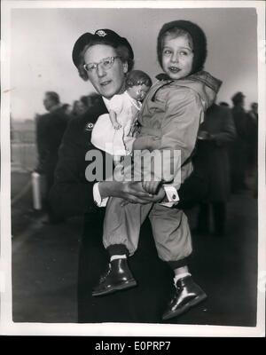 11. November 1956 - kommt ungarische Flüchtlinge in England. Youngster und ihre Puppe.: eine Gruppe von Sicty-eine ungarische Flüchtlinge angekommen Stockfoto