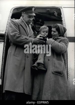 11. November 1956 - Luftbrücke München-Newyork für ungarische Flüchtlinge.: das erste Flugzeug von der ungarischen Flüchtlingen Air Lift-Programm startete heute, Dez. 11 th in München. Zur Einweihung der Luft besuchte Aufzug den Amerika Kommandierender general in Europa Henry J. Hodes Flughafen München '' Riem''. Vor dem ersten begann Flugzeug den General sprach mit einigen der ungarischen Flüchtlinge. Foto zeigt im Vordergrund die amerikanische allgemeine Henry J. Hodes (Hodes) unterhalten, der ungarischen Flüchtlinge. Auf die Rückseite steht der Brigade general George B. Dany (George B Dany) zuständig für die Luftbrücke. Stockfoto