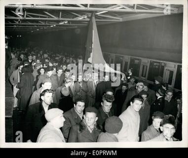 11. November 1956 - mehr ungarische Flüchtlinge kommen In London: Eine Gruppe von 240 Flüchtlinge aus Ungarn, kamen mit dem Zug heute Abend an der Victoria Station. Foto zeigt allgemeine Ansicht der Szene an der Victoria Station auf die Ankunft der Flüchtlinge heute Abend. Stockfoto