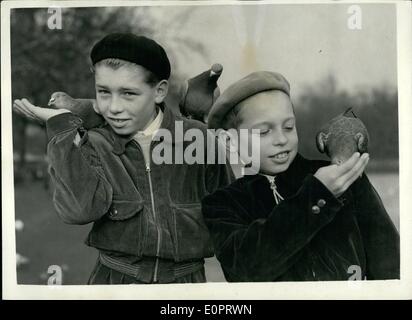 11. November 1956 - sicher In London: Foto zeigt seine Freiheit für diese ungarischen Brüder- und sie genießen es im Regent gesehen sind der Park, London heute. Die ersten Flüchtlinge zu London, Lajos (13) und Andras Nyiri (9), wurden von Shell zerrütteten Budapest bei ihrer Tante, Frau Gizella Gadomski, Ehefrau des polnischen Geschäftsführer. Die Jungs sind mit ihrer Tante und Onkel Gloucester-Crescent, Regents Park untergebracht. Stockfoto