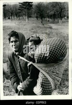 11. November 1956 - ankommen ungarische Flüchtlinge in Österreich. Foto zeigt mit Schmerz und Müdigkeit gekennzeichnet auf ihrem Gesicht diese ungarische Frau, die ihr Kind gerettet durch tragen auf dem Rücken auf dem Flug von Ungarn nach Österreich ist bei der Ankunft im Traiskirchen Camp in Österreich abgebildet. Stockfoto