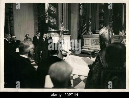 26. November 1956 - widmet 26.11.56 American Memorial Chapel in der St. Pauls Cathedral. Foto zeigt: The Queen H.M und Vizepräsident Nixon die Vereinigten Staaten stehen neben dem Denkmal und Ehrentafel zu 28.000 amerikanische Soldaten, die ihr Leben während der Basis in Großbritannien im zweiten Weltkrieg verloren. Während der Zeremonien in der St. Pauls Kathedrale der Einweihung der neuen American Memorial Chapel zu sehen. Stockfoto