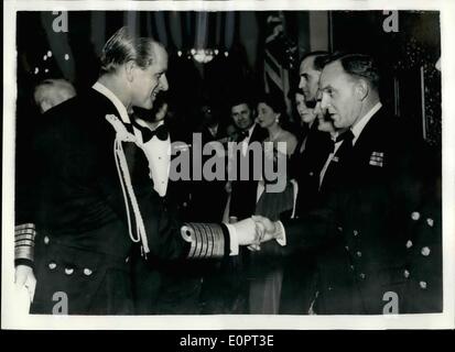 2. Februar 1957 - der Herzog '' Tropfen ein Backstein ''... Besucht Premiere von '' Yangtse Incident''... Prinz Philip, Herzog von Edinburgh plauderten, Offiziere und Soldaten, die letzte Nacht in dem Film '' Yangtse Incident'' - nach der Premiere des Films im Kino Plaza teilgenommen... Der Mann sprach er gehörte Chief Petty Officer Leonard Williams der senior Maschinenraum artificier in der '' Amethyst'' - '' Helden Schiff '' des Films war. Er fragte Williams, welches Schiff er mit jetzt- und Williams diente antwortete '' In the Royal Yacht, Sir. Ich habe mit ihr für drei und ein halbes Jahr, Sir''... Stockfoto