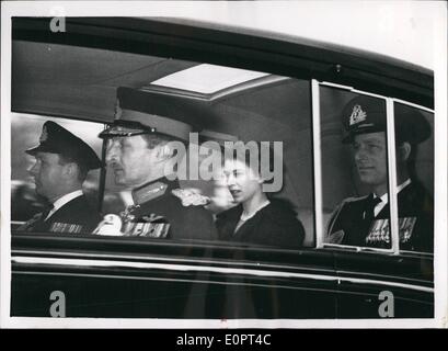 2. Februar 1957 - tritt Michael Parker als Sekretär des Herzogs. Lieutenant Commander Michael Parker zurückgetreten sein Amt als Sekretär, der Herzog von Edinburgh, nach der Erklärung, die er von seiner Frau getrennt. Keystone Fotoshows: Lieutenant Commander Michael Parker, begleitet links, HM The Queen und der Herzog von Edinburgh zu einem Palast Investitur in 1952. Stockfoto