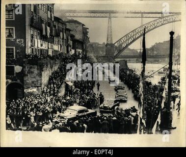 2. Februar 1957 - Königin und des Herzogs Stand Reise in Portugal: Gesamtansicht der Prozession während der offiziellen Reise in Opurto, Portugal - von HM The Queen und der Duke of Edinburgh. Sie sind in das führende Auto. Dahinter kann man die berühmten zwei Ebene Brücke - über den Fluss Douro. Stockfoto