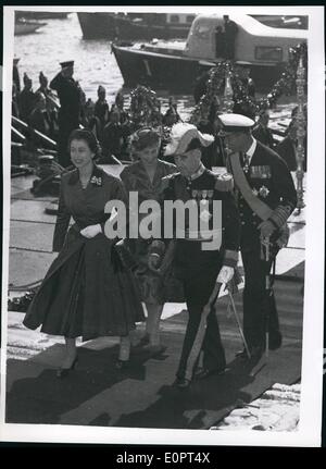 2. Februar 1957 - Staatsbesuch nach Portugal. Königin und Duke kommen an Land. Das Foto zeigt HM The Queen und The Duke of Edinburgh, eskortiert von Präsident Lopes und MME Lopes, verlassen der Steganlage in Lissabon für den Staatsbesuch an Land kommen. Stockfoto