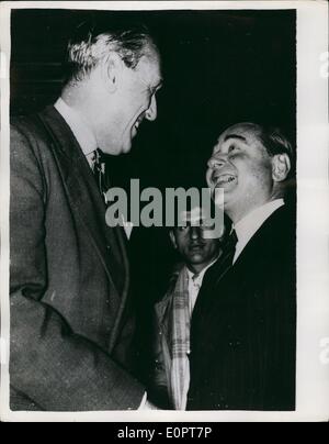 12. Dezember 1956 - Colonial Secretary hat Gespräche mit türkischen Ministerpräsidenten in Istanbul: Herr Alan Lennox-Boyd die koloniale Sekretär hatte ein Treffen in Istanbul gestern mit Herrn Adnan Menderes Ministerpräsident der Türkei. Die Türken haben stärkere Maßnahmen gegen Zypern Terroristen gefordert. Das Foto zeigt Herr Adnan Mederes mit Herrn Alan Lennox-Boyd - bei ihrem in Istanbul treffen. Stockfoto