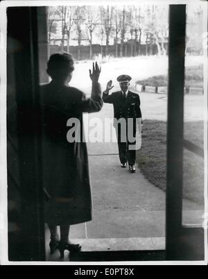 12. Dezember 1956 - vervollständigt Kapitän der LINER QUEEN MARY seine letzte Reise. CAPTAIN D. SORRELL, 63, machte seine letzten Royago das Kommando über die Cunard-Liner Queen Mary wann verließ das Schiff Southampton gestern und kehrte zu seiner Frau in ihrer luxuriösen Wohnung mit Blick auf Southampton Docks. Er ist am Ende des Jahres nach 47 Jahren auf See in den Ruhestand. Capt Sorrell, der das Zertifikat eines zusätzlichen Meisters im Segel hält, seine gute Seemannschaft angezeigt vor drei Jahren, als er während eines Dock-Streiks in New York, die Queen Mary ohne Hilfe von Schleppern oder Pilot festgemacht Stockfoto