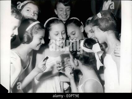 12. Dezember 1956 - kleinen Tänzerinnen In jährlichen; Prüfungen: Die jährliche tanzen Prüfungen wurden heute der Pariser Oper statt. Foto zeigt die kleine (wie sie Französisch The Little der Oper nennen) kein bisschen Make-up in ihrer Umkleidekabine vor der Jury. Stockfoto