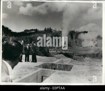 12. Dezember 1956 - Herzog von Edinburgh in Neuseeland. Beobachtet Den Fortschritt Der Neuen Elektrizität Aus Dampf - Werk. Foto zeigt: H.R.H der Herzog von Edinburgh gesehen, als er den Fortschritt der neuseeländischen Regelung zur Stromerzeugung durch die Nutzung von Erdwärme beobachtet. Eine neue Bohrung - gerade zu Ehren geöffnet - brüllt im Hintergrund weg. Mit dem Herzog sprechen der Proec Ingenieur Mr. F.C.L Fooks (Mitte) und das Ministerium für Betriebsleiter Mr. C.W.O. Turne... Foto aufgenommen während des Dukes Besuch des Wairakei Gethermal Steam Power Project - Neuseeland Stockfoto