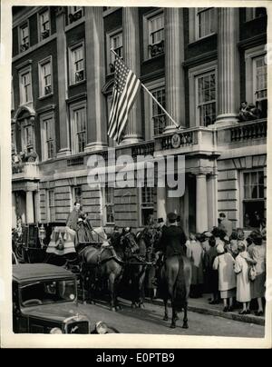 2. Februar 1957 - neuer US-Botschafter stellt Anmeldeinformationen: Herr John Hay Whitney, dem neuen amerikanischen Botschafter in Großbritannien, ging zum Buckingham Palace heute seine Referenzen zu präsentieren. Foto zeigt: Überblick über die Szene als der neue Botschafter der amerikanischen Botschaft für den Palast heute verlassen. Stockfoto