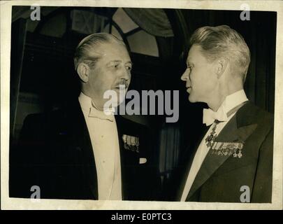 2. Februar 1957 - Abendessen in Ehren von General Norstad.: The English speaking Union heute Abend statt einem Abendessen im Dorchester Hotel, zu Ehren der Oberste Alliierte Befehlshaber, Europa, General Lauris Norstad, U. S. A. F. und Frau Norsatd, die heute in London angekommen. Das Foto zeigt General Norstad an den Premierminister, Herr Harold MacMillan, beim Abendessen heute Abend im Chat. Stockfoto