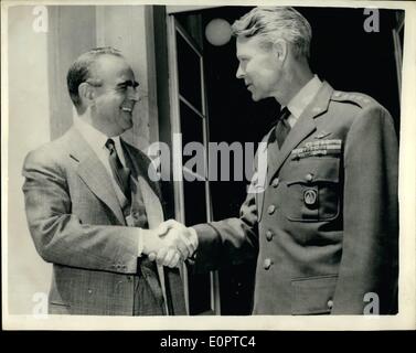 2. Februar 1957 - NATO-Chef in Athen. General Lauris Norstad, die NATO-Chef, wer am Montag zu einem offiziellen Besuch in Athen angekommen, schüttelt Hände mit den griechischen Premier, Herr Karamanlis, nach dem Gespräche in einer Sitzung kurz nach Ankunft des Generals. Stockfoto