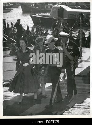 2. Februar 1957 - Staatsbesuch nach Portugal. Königin und Duke kommen an Land. Foto zeigt: - HM The Queen und The Duke of Edinburgh, eskortiert von Präsident Lopes und Mme Lopes, verlassen Sie die Anlegestelle - nach Lissabon für den Staatsbesuch an Land kommen. Stockfoto