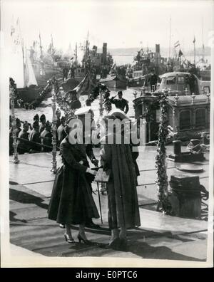 2. Februar 1957 - kommt Queen auf Staatsbesuch nach Lissabon. Von Madame Lopes begrüßt... Keystone-Fotoshows:-HM The Queen wird von Madame Lopez begrüßt, als sie aus dem Staat Kahn bei der Ankunft in Lissabon für ihren kurzen Besuch an Land trat... Duke of Edinburgh blickt auf. Stockfoto