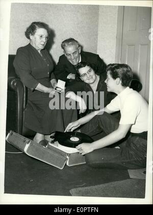 12. Dezember 1956 - Judy Grinham Olympiasieger ist Heimat: Foto zeigt Judy Grinham, der 17 Jahre alte Schwimmer olympische Goldmedaille von Melbourne gestern Abend gesehen, bei ihr zu Hause im Blick auf den Park Road, Neasden heute als mit ihrer Mutter und Vater nach Hause kam und ihre Großmutter, Frau Greene sie eine Aufnahme von ihrem Gold Medal Event in Melbourne hört. Stockfoto