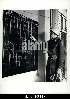 12. Dezember 1956 - Truppen dänischen UN in Ägypten. Weihnachtsgrüße aus R.A.F Regiment.: dänische Truppen Mitglieder der Streitkräfte der Vereinten Nationen übernehmen die Briten gehalten Air base in Port Said fand eine saisonale Gruß, als sie ankamen. Ein sehr happy Xmas Major Larsens Unternehmen vom 8. Squadron Royal Air Force Regiment. Das Foto zeigt ein Mitglied der dänischen Partei lesen die Begrüßung in Port Said. Stockfoto