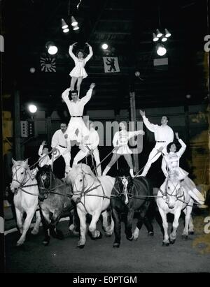 12. Dezember 1956 - International Circus für Weihnachten: ein großes internationales Programm zeigt die Schweizer National Zirkus Knie in München Krone-Gebäude mit vielen einzelnen akrobatischen Darbietungen. Foto zeigt die italienische Gutshof Groupe des Zirkus Knie eine herrlichen Pyramide von Tieren und Menschen. Stockfoto