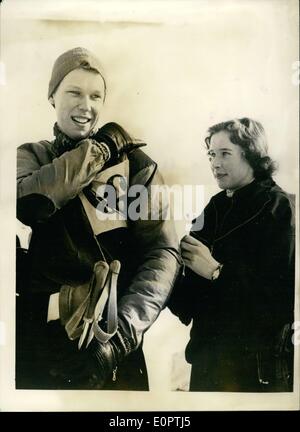 15. Dezember 1956 - ehemaligen italienischen Königsfamilie im Urlaub - Gstaad. Victor Emanuel Prinz und Prinzessin Maria Beatrix: Foto zeigt Prinz Victor Emanuel und seine Schwester Prinzessin Maria Beatrix - Kinder von Ex-König Umberto von Italien - gesehen bei den Wintersport-Urlaub, die sie mit anderen Mitgliedern ihrer Familie an Gstaad in der Schweiz verbringen. Der Prinz war 19 am 13. Februar. Stockfoto