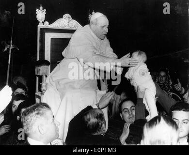 Papst Pius XII segnet die Kinder Stockfoto