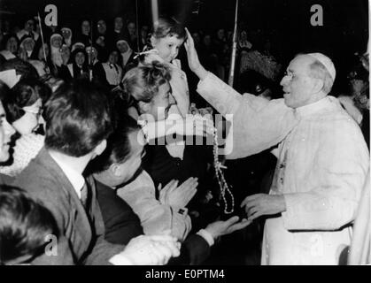 Papst Pius XII segnet die Kinder Stockfoto