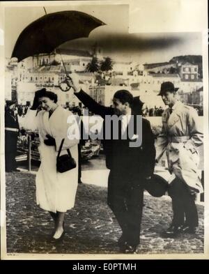 18. Februar 1957 - Königin und Duke In Portugal. Fotoshows: H.M The Queen, geschützt durch einen Regenschirm, kreuzt die gepflasterten Kai von Setubal, Portugal, gefolgt von The Duke Of Edinburgh, wenn sie an Land, von der Britannia gestern kommen. Sie hatte am Samstag in Montijo Flugplatz wiedervereinigt und als die Königin dort aus London flog. Sie Segeln von Setubal für Lissabon heute zu ihrem Staatsbesuch in Portugal beginnen. Stockfoto