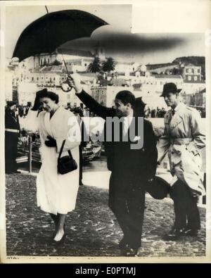 18. Februar 1957 - Königin und Duke In Portugal. Foto zeigt, dass HM The Queen, geschützt durch einen Regenschirm, überquert die gepflasterten Kai von Setubal, Portugal, gefolgt von The Duke Of Edinburgh, wenn sie ein Land aus der Britannia gestern kam. Sie hatte am Samstag in Montijo Flugplatz wiedervereinigt und als die Königin dort aus London flog. Sie Segeln von Setubal für Lissabon heute zu ihrem Staatsbesuch in Portugal beginnen. Stockfoto